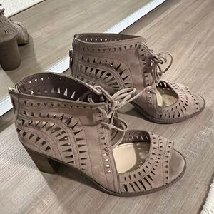 VINCE CAMUTO Women's TARITA Cutout Lace-Up Bootie